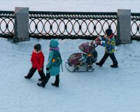 Дети на прогулке с коляской