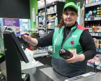 Продавец на кассе в магазине