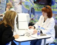 Врачь проверяет зрение у пациента