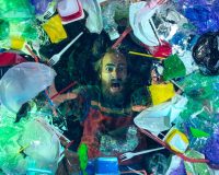 Человек страдает от завалов мусора